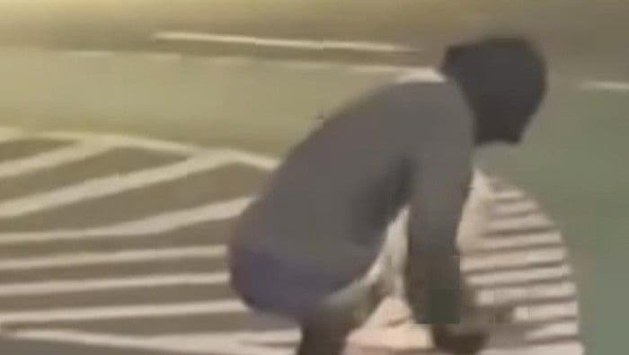 Viral Pria Bertopeng Bongkar ‘Mata Kucing’ di Cawang, Polisi Selidiki