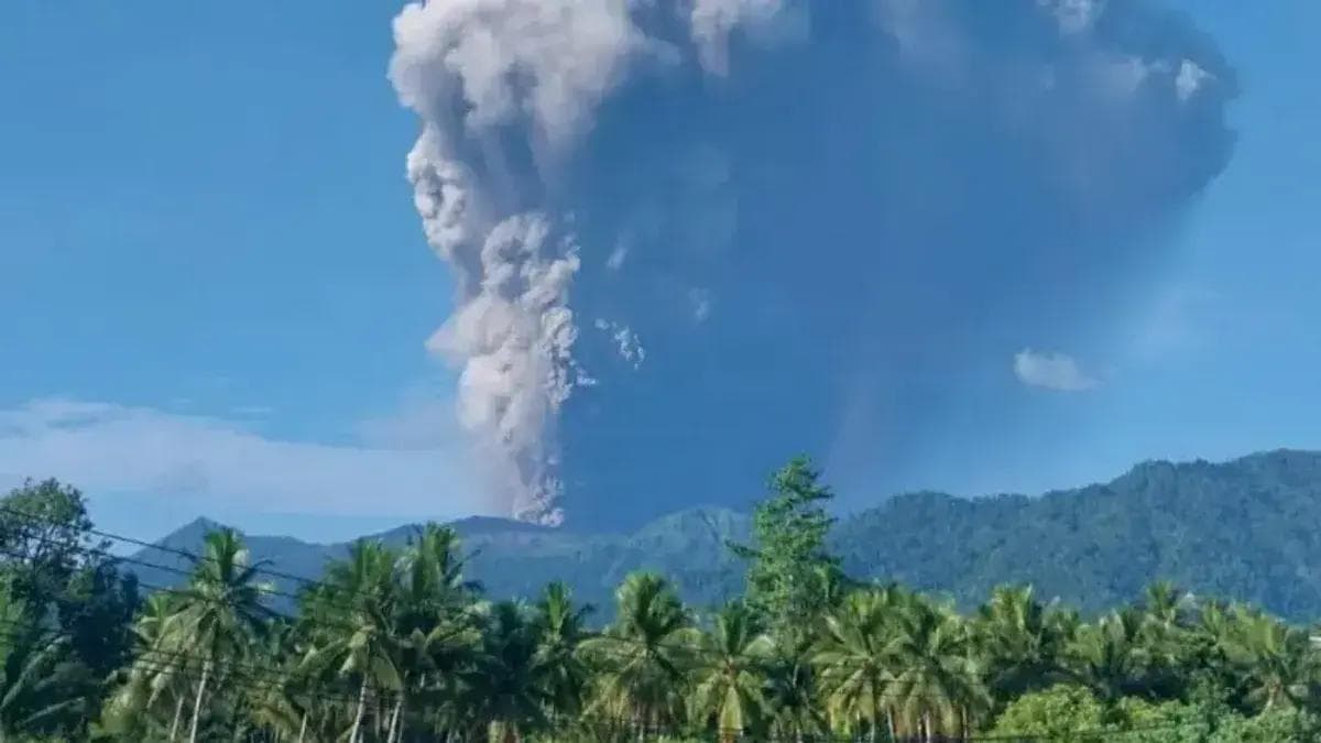 Gunung Dukono Meletus Dahsyat, Pendaki Dievakuasi dari Area Gunung