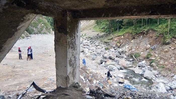 Penyintas Longsor Padang Panjang Kembali Mencari Keluarga yang Hilang Jelang Lebaran