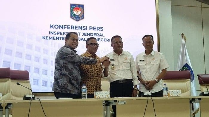 Seorang Anak Ditegur karena Mengendarai Mobil ke Sekolah, Gurunya Dipecat