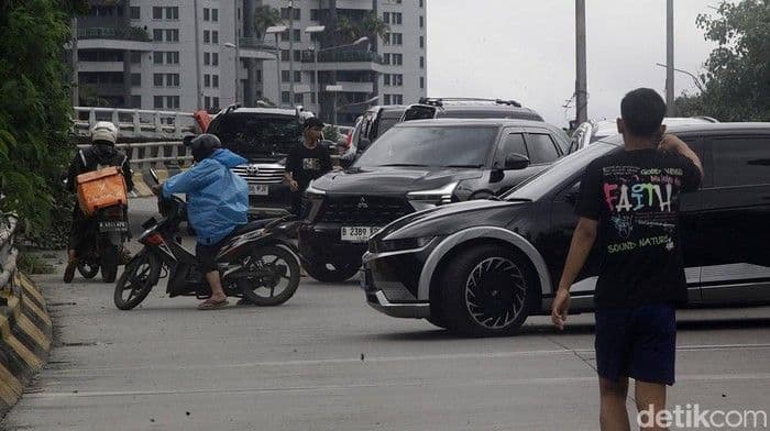 Diduga Lakukan Pungli Secara Paksa, Dua Pak Ogah Diamankan di Kolong Tol Flyover Grogol