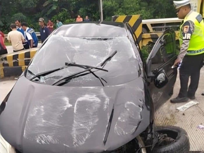 Kecelakaan di Tol Jagorawi, Mobil Sedan Terbalik Usai Menabrak Pembatas Jalan