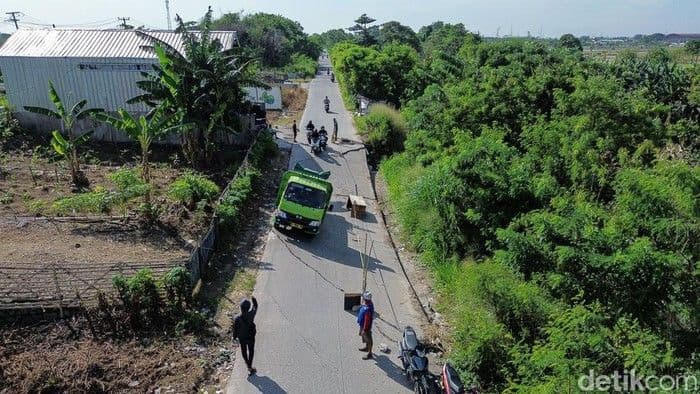 Penampakan Dua Titik Jalan CBL Bekasi Amblas dan Longsor, Akses Warga Terganggu