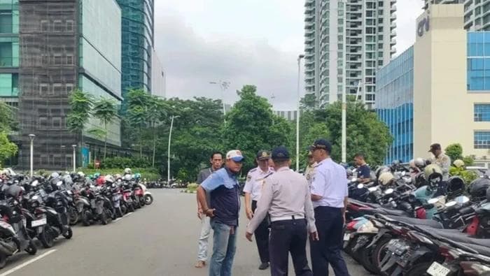 Dishub Tegur Tukang Parkir di Jakbar yang Getok Tarif dengan Alasan THR