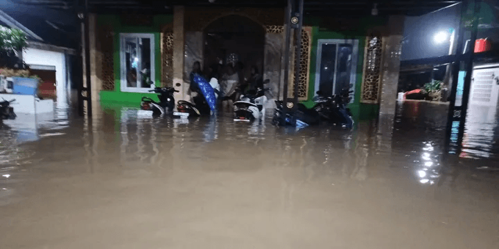 200 Kepala Keluarga di Bintaro Indah Terendam Banjir, BPBD Tangsel Lakukan Evakuasi