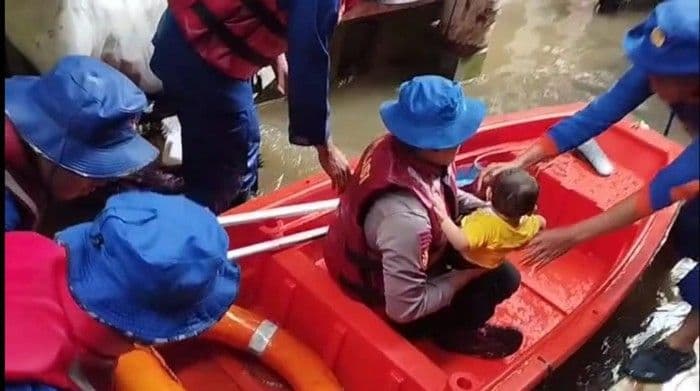 Polisi Evakuasi Balita dan Warga Sakit dari Banjir di Kebon Pala 4