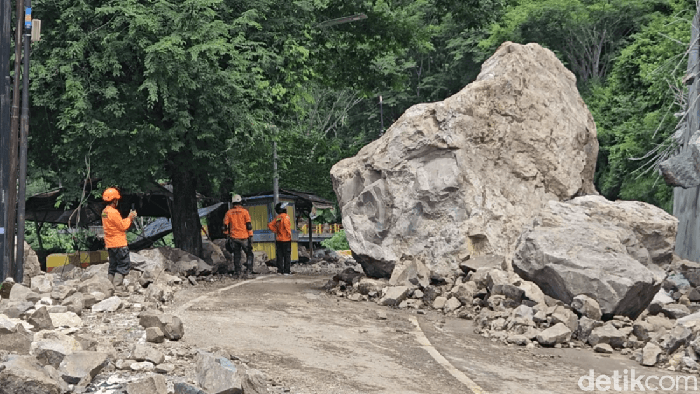 Batu Raksasa Longsor Tutup Total Jalur Trenggalek–Ponorogo